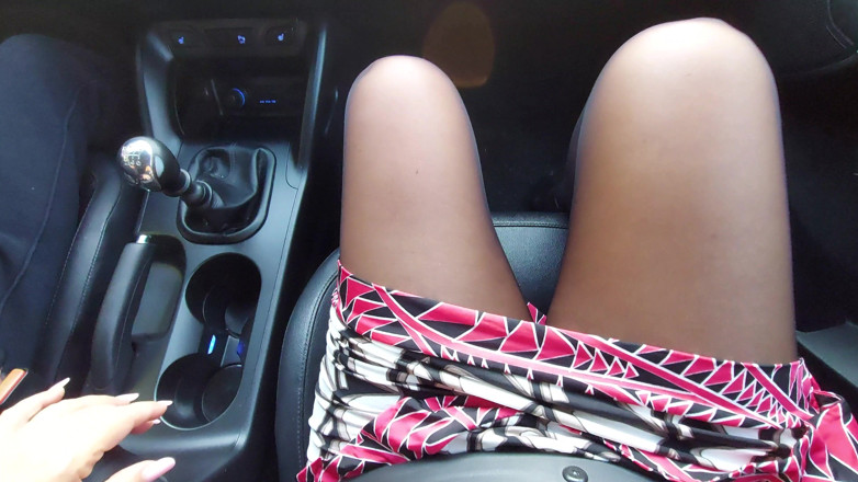 Step Mommy: Elegante stiefmoeder alleen in de auto met stiefzoon