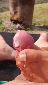 Glossy Nylon Footjob Im Garten