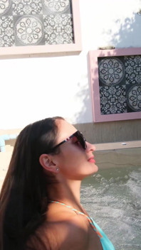 Enorme mijando de biquíni na jacuzzi me excita