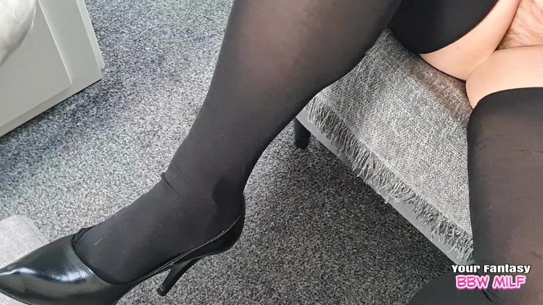 BBW_Wife: 淫荡的家庭主妇用震动棒挑逗阴毛浓密的阴户