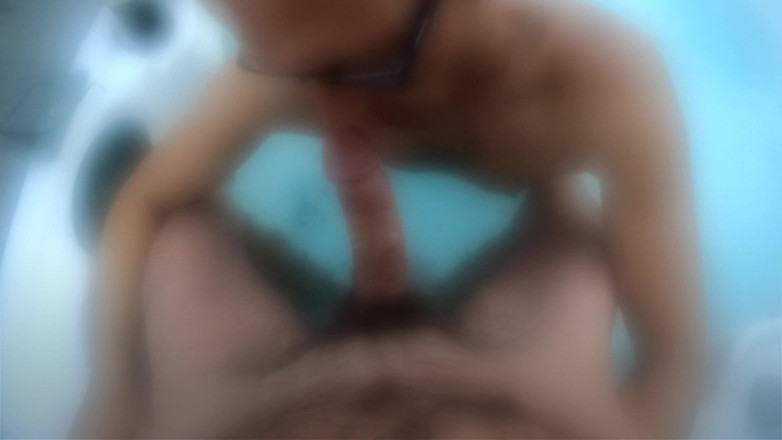 Russie Goodboy: Stiefpapi lockt jungen zum whirlpool Und fickt dann seinen hintern...