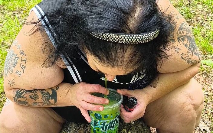 HerculesnVENUS: Cewek sange ini lagi asik di hutan sambil berlutut!