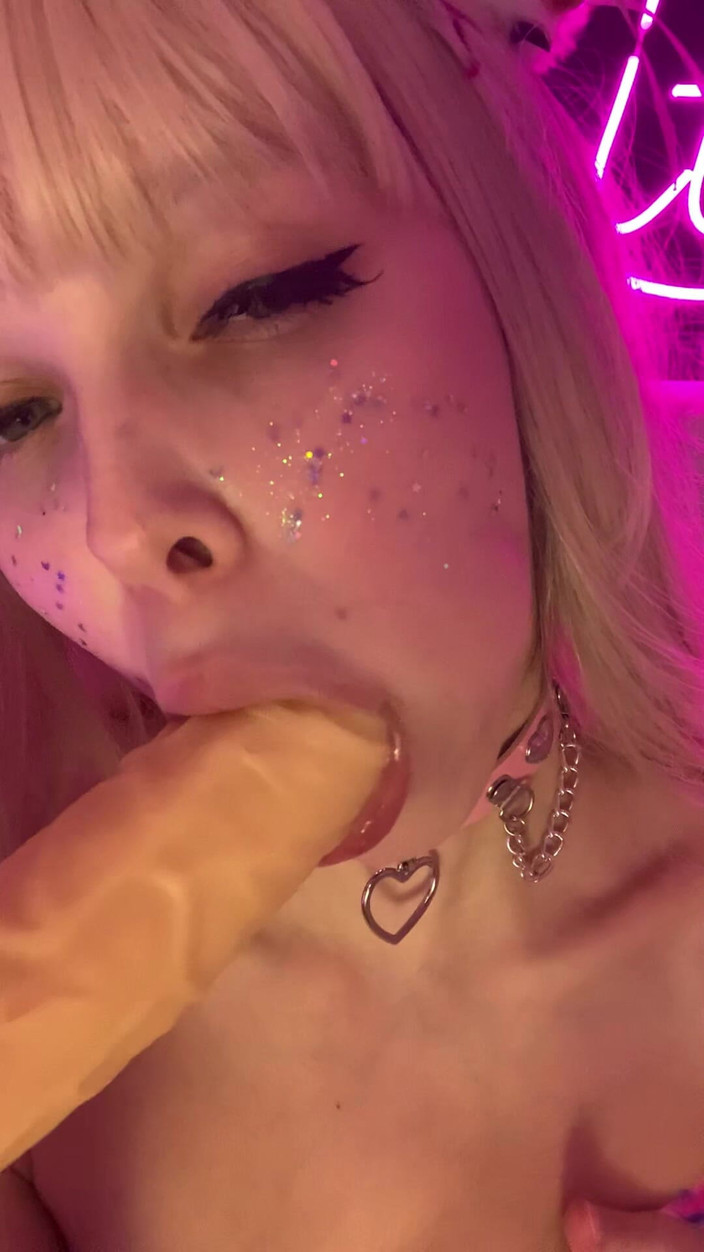 Little_Kitty69: Mokre usta na zabawki