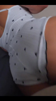 Ma demi-sœur me laisse ouverte pour voir son pyjama sexy et je n’ai pas pu m’empêcher de baiser sa chatte étroite