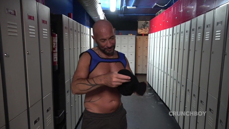 Surprise bareback party with friends: Ronald Try futută fără prezervativ de Jess Royan