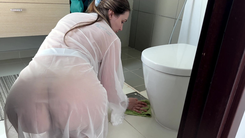 Alina Rai: La matrigna pulisce il bagno nel Suo vestito trasparente. Lentamente