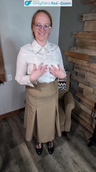Edle rothaarige 50ER sekretärin oder lehrerin, outfit-anziehen aus hüftgürtel und strümpfen - Absätze, kleid, Bluse und kein höschen