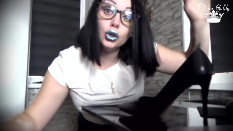 Goddess Misha Goldy: Čichám moje zpocené nylonové nohy, malé slabošské!