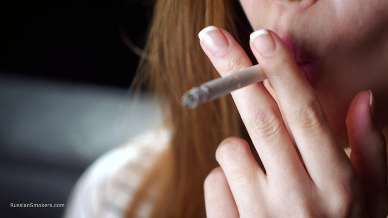 Russian Smokers: Weiche russische schönheit raucht, zigarette, ruhige momente