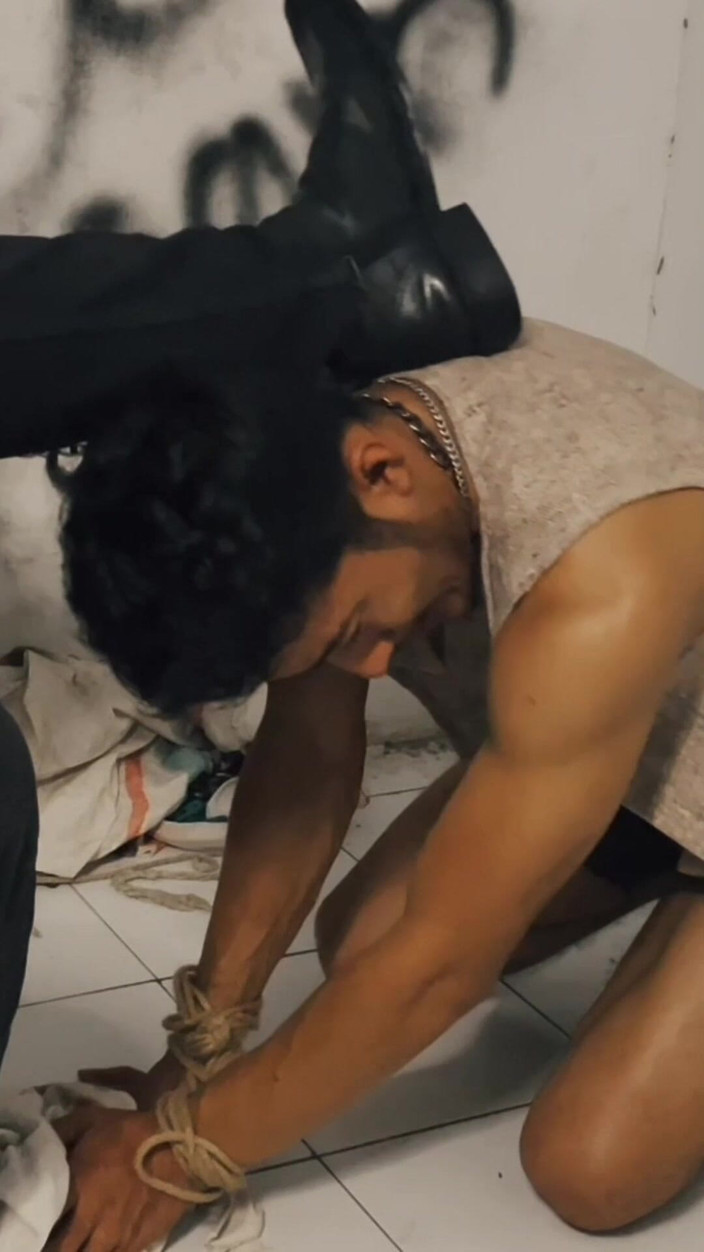 Anvelaz: Bondage Guy e umiliazione