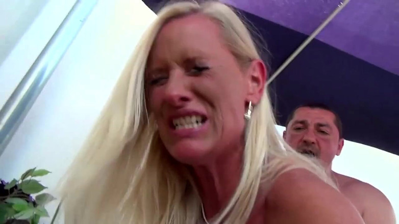 MCG Empire: 정원에서 자지로 남편에게 따먹히는 아름다운 금발 밀프 마누라