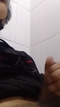 Muž sedí v koupelně