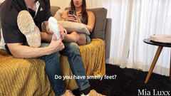 Mia luxx: Pizza-typ gewann fußanbetung und footjob von mia