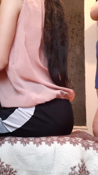 La nostra vicina milf è venuta da noi per scoparla con linguaggio russo sporco