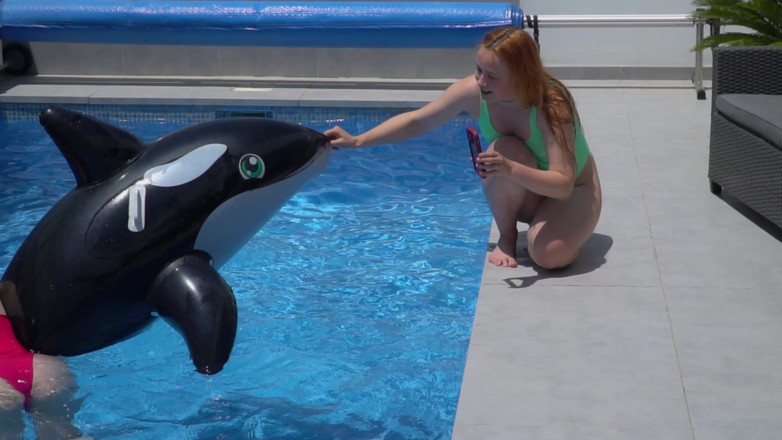 Sheryl X Sinclair: Lesbische mädchen haben spaß in einem pool mit einem aufblasbaren...