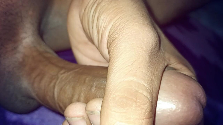 Luckky: Un Indien sexy se masturbe dans la chambre