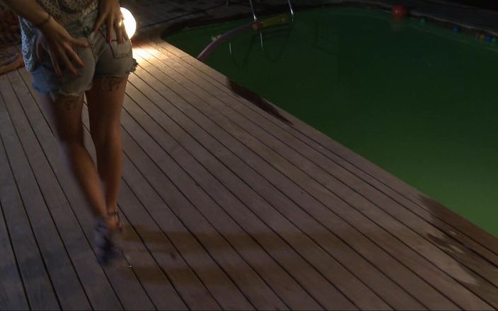 Sunnygirlz: Jordanne hermosa morena se desnuda en la piscina