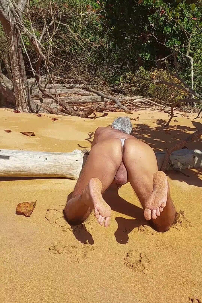 Ladysilvas: Ladysilva en culotte sur la plage quelle salope sexy et...