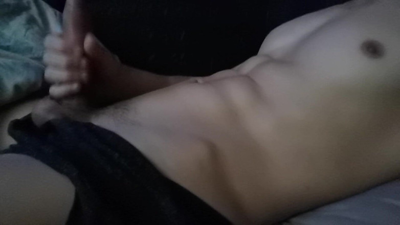 SEXY_GUYBEST: Bardzo smaczny przystojny mężczyzna spuści się potężnie na brzuchu!