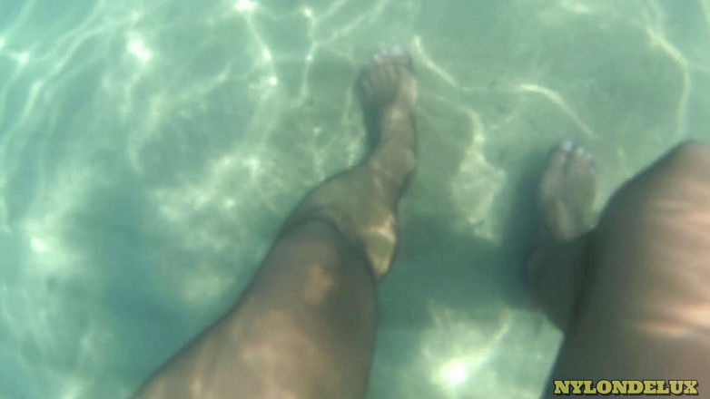 Nylondelux: Black Pantyhose Rip in the Sea
