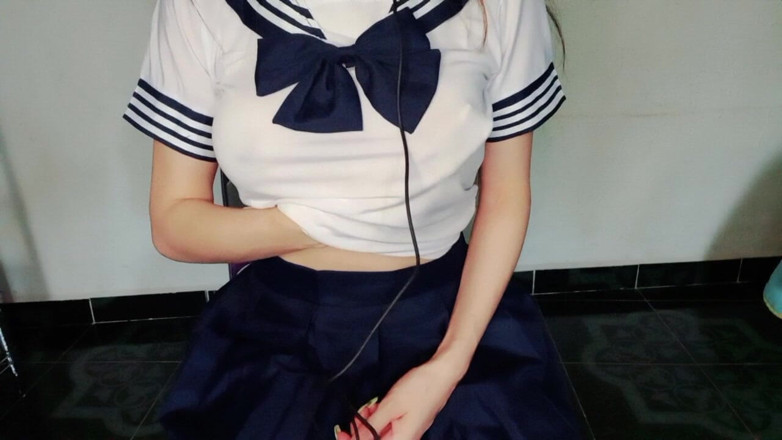 Melinamx: 豊満な女の子がライブでウォームアップし、おもちゃで自慰をする