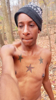 Pisse et bate dans les bois
