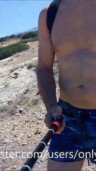 Wandelen op het strand. Kleren uittrekken