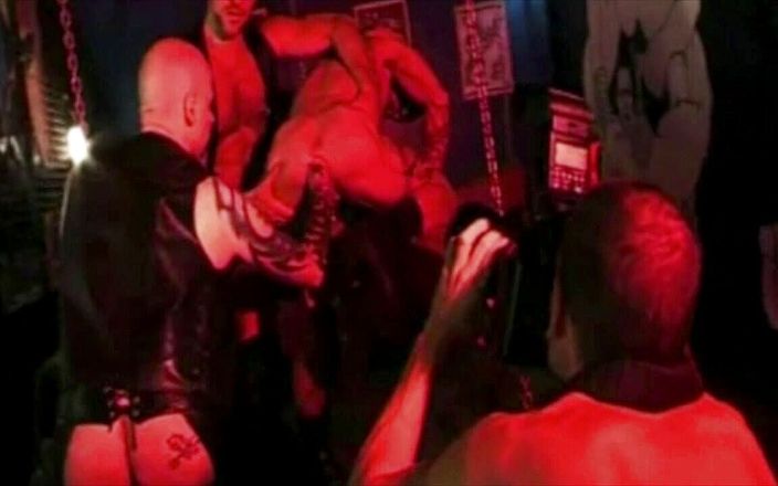 Crunch Boy: Petrecere sexuală în 3 într-un club din Barcelona