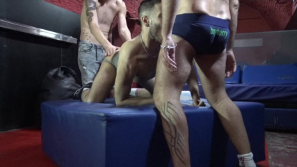 Gaybareback: Chucho Martinの拳sessionは、2つのトップドミナンテによって使用されます