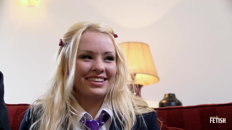 Family Role Playing: O studentă blondă are parte de penetrare dublă dură la...