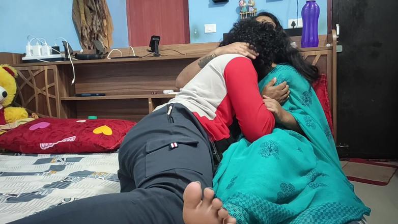 Vaigavarun45: 침실 사리에서 하드코어 섹스하는 핫한 와이프