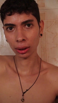 Sexy hubená Twink si honí svého velkého ptáka ve sprše a střílí jeho tlusté sperma