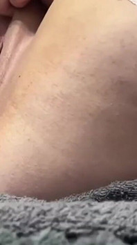 Großartiger Orgasmus mit Spritzen in weißen Strümpfen