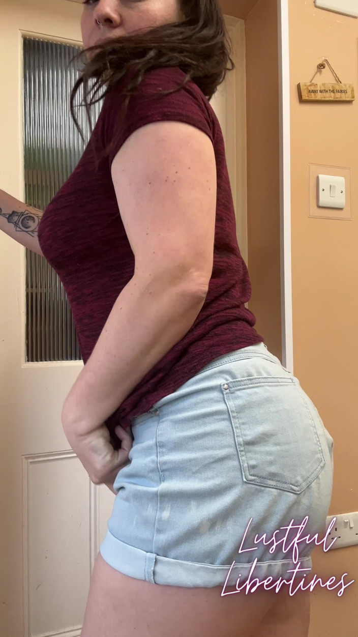 Lustful Libertines: Blocat și disperat să se - pantaloni scurți umezi