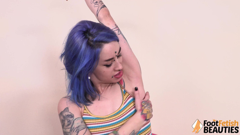 Foot Fetish HD: Blue hair Denise licks her body