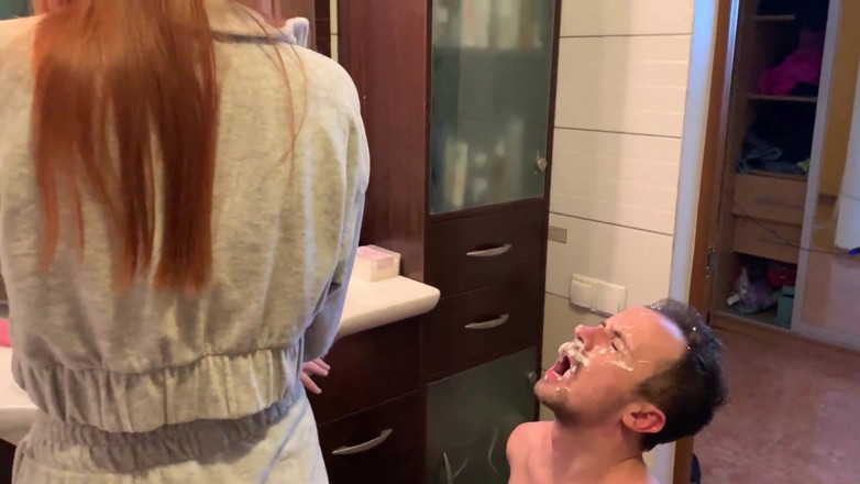 Petite Princesses Femdom: La ragazza rossa si lava i denti e sputa nella...
