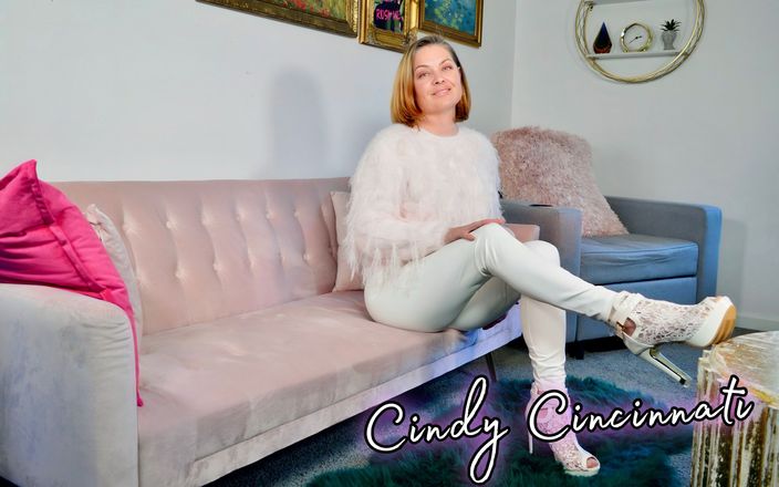 Cindy Cincinnati: Cindy Cincinnati - ateşli orta yaşlı seksi kadın elle muamele çekiyor