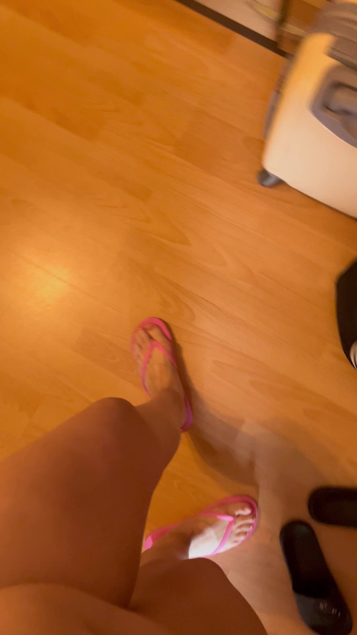 Feet: POV: Geluiden van teenslippers lopen