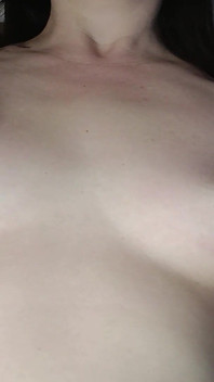 นมเล็กๆ และหัวนมหวานๆ อยากให้ลิ้นและมือแกมาเย็ด