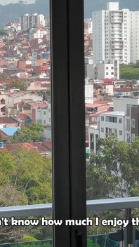 Я приїхав на свій airbnb в Медельїні, і вони привітали мене з голою зв'язаною повією в подарунок, частина 1