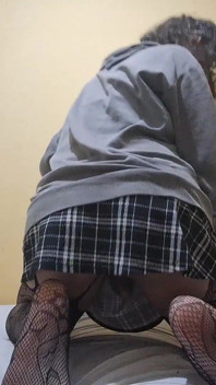Une jeune fille trans sexy qui met le plug et se masturbe pour toi