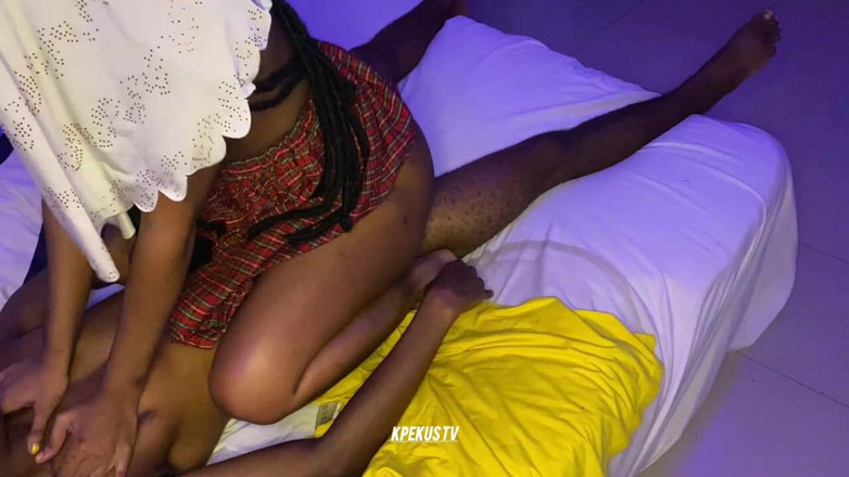 Kpekus Tv: 骑乘他的大学朋友大黑