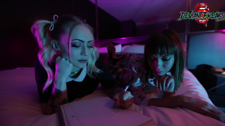 Deviant Freaks: Stoute samenzwering meisjes anaal trio - Babysid, Alexa Nova, &amp; HellaSl00tz (Mr Smith)