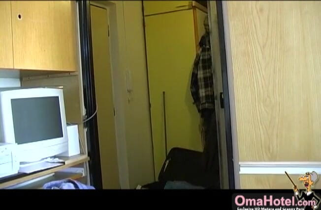 Old Nanny: Oma Hotel- Rita, nonna piatta dai capelli grigi e la...