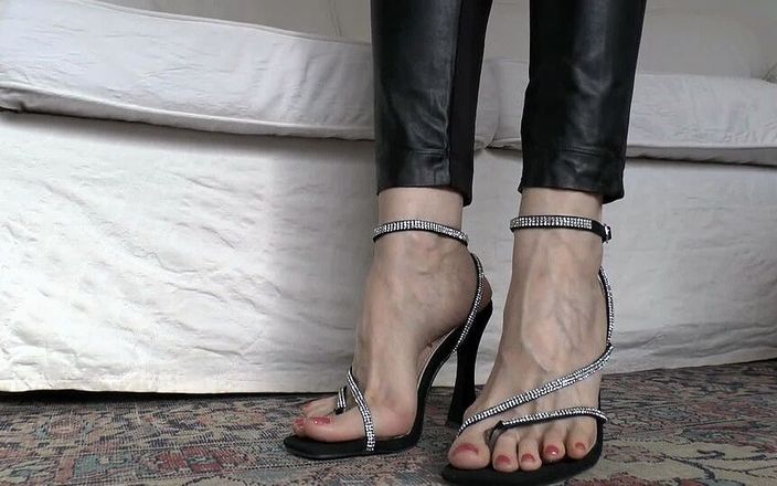 Lady Victoria Valente: Sexy Zehensandalen, high heels mit Polsterchen getragen teil 2