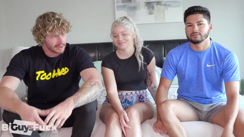Bi Guys Fuck: Kongkek pemutar piledriver biseksual. Jock blonde berotot panas.