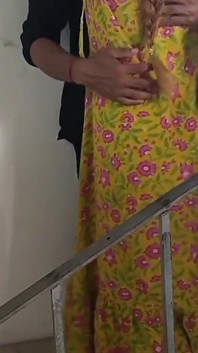 Videoclip cu profesoară și fată studentă