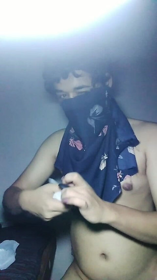 Bitchlily: 印度婊子用她的屁股洞玩得很开心