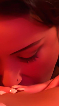 性感的女同性恋黑发女郎在用穿戴式假阳具取悦她们的阴户之前脱光衣服并互相抚摸
