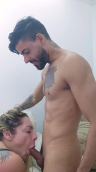Nu am mai putut suporta și am făcut sex cu mama vitregă obraznică pe canapea